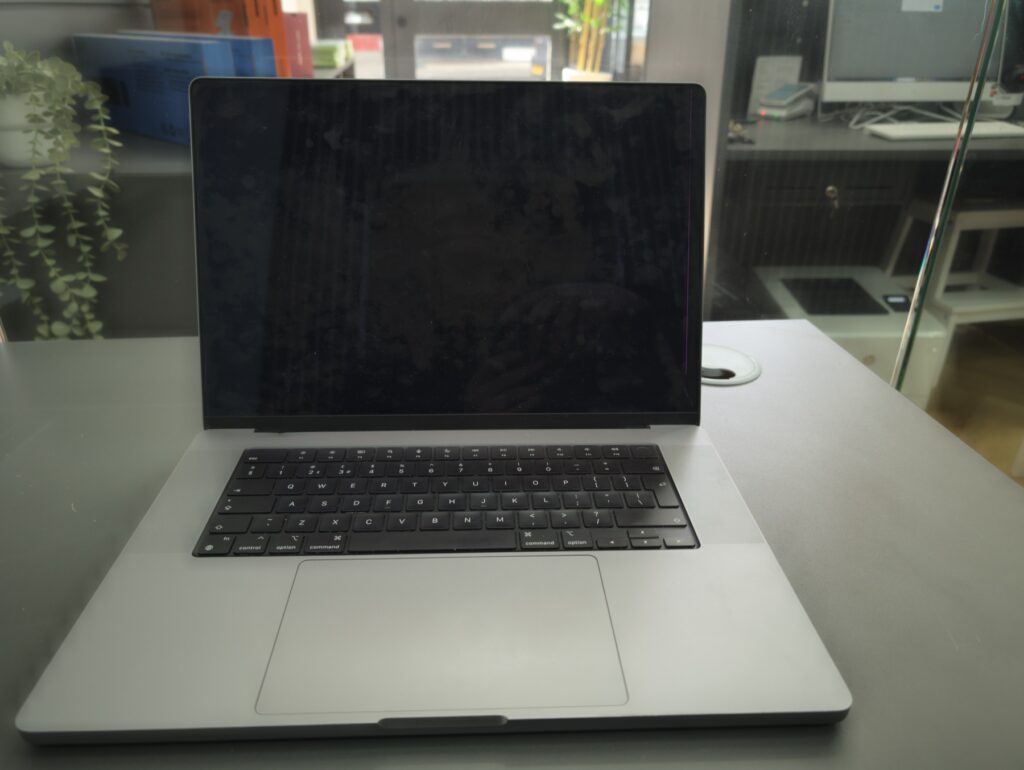 MacBook Pro 16 screen replaced - Hilltown walk-in
